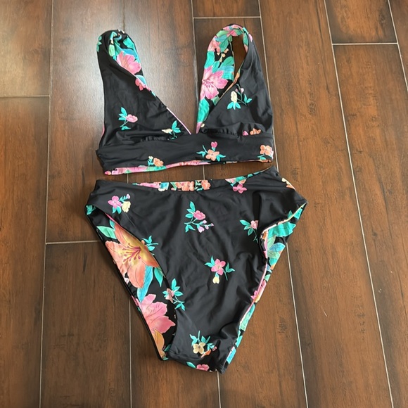 Billabong Swim Suit - Picture 5 of 5